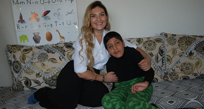Fedakar öğretmen engelli öğrenciye umut oldu