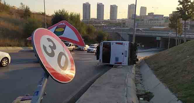Devrilen midibüsten burnu bile kanamadan çıktı