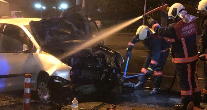 Başkent'te yön levhasına çarpan otomobil alev aldı