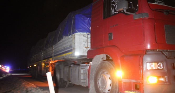 Aracını tamir etmek için aşağıya inen sürücüye tır çarptı