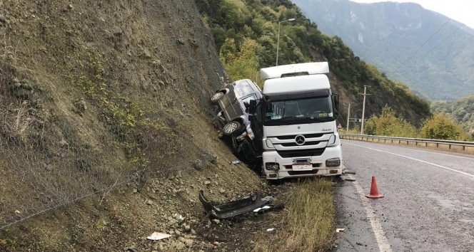 Tırın çarpıp yamaca sıkıştırdığı aracın sürücüsü ölümden döndü