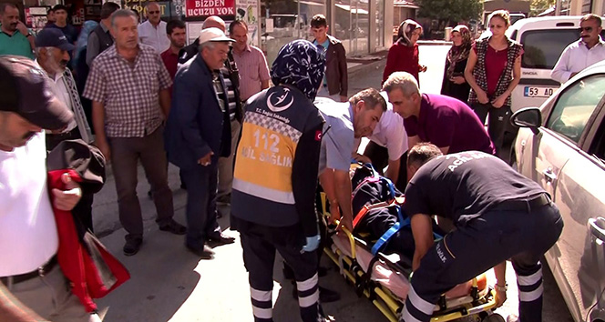 Otomobilin çarptığı yaralıya ilk müdahaleyi yoldan geçen doktor yaptı