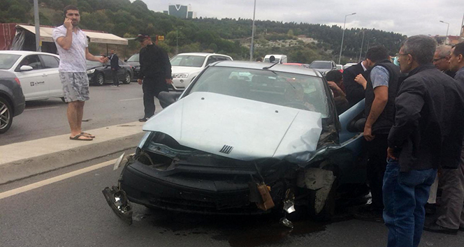 Ataşehir'de iki araç birbirine girdi: 2 yaralı