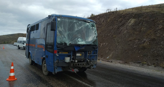 Sivas'ta cezaevi nakil aracı devrildi: 10 yaralı