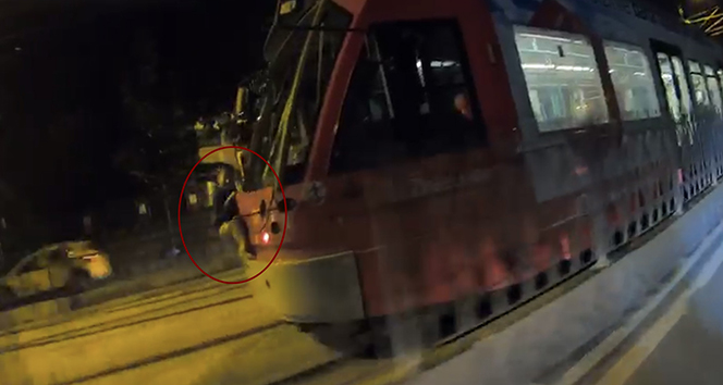 İstanbul'da tramvaya asılan küçük çocuk şoke etti