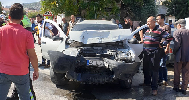 Bir garip kaza, 4 araçta 2 yaralı