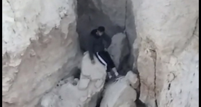 Kayalıklarda mahsur kaldılar, 5 saat kurtarılmayı beklediler