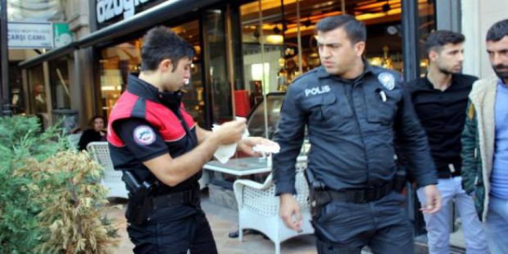 Kimlik kontrolü yapan polise yumruklu saldırı