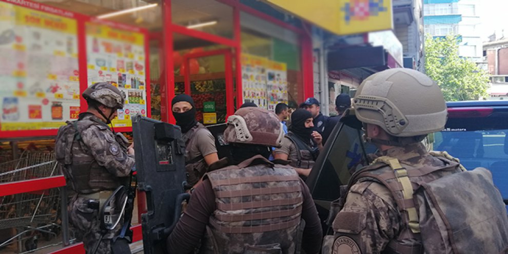 Bir kişi 'beni öldürecekler' diyerek kendini markete kitledi