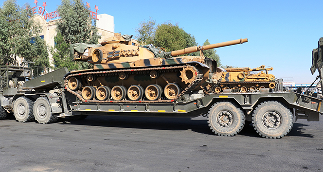 Suriye sınırına askeri sevkiyat sürüyor