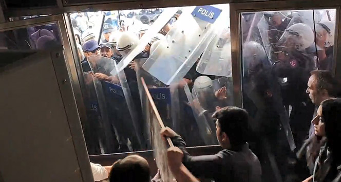 HDP önünde açıklama yapmak isteyen grup polise saldırdı