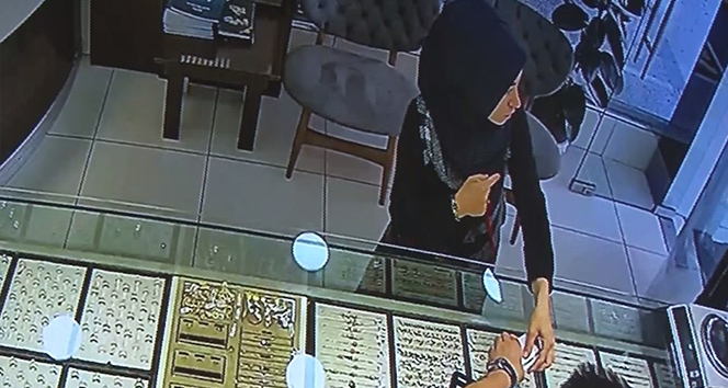 Yerde bulduğu 13 bin dolar bulunan paketi ‘Sahibi bulunsun' diyerek dükkana teslim etti