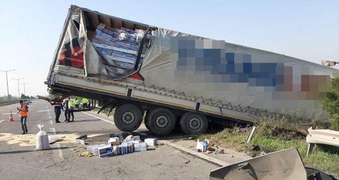 Sürücü direksiyon hakimiyetini kaybetti tır yoldan çıktı