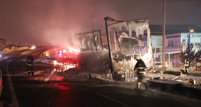 Kocaeli'de bariyerlere çarpan tır alev alev yandı