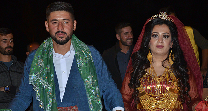 Aşiret düğününde geline 1 kilo altın, damada 150 bin lira para takıldı