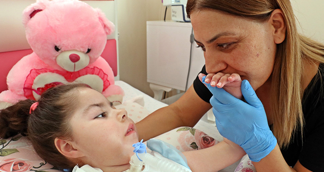 Solunum cihazı borusundan 3,5 yıl aradan sonra gelen ‘anne' sesi duygulandırdı