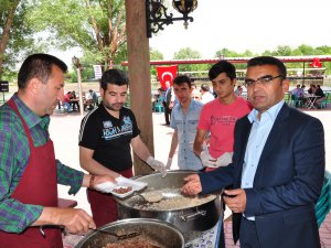 ENERJİ İŞÇİLERİ PİLAV GÜNÜNDE HALAYLARLA EĞLENDİ