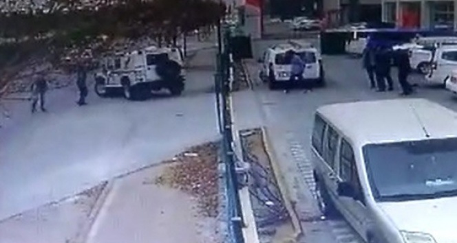 Trafikte tartıştığı gençlerin elektrikli bisikletini ciple ezdi