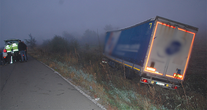 Yoğun siste yoldan çıkan tır tarlaya girdi