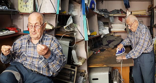 90'lık çınar, terzilik mesleğini sürdürmeye çalışıyor