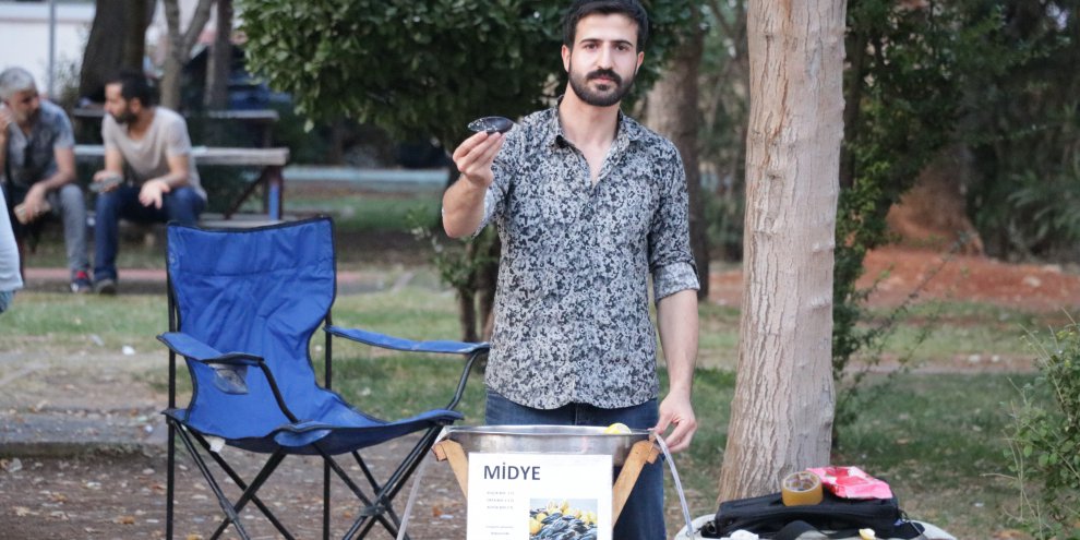 Midye satarak okul harçlığını çıkarıyor