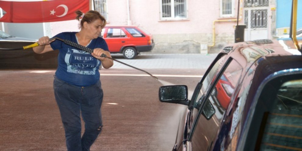 Kadın oto yıkamacı erkeklere taş çıkartıyor