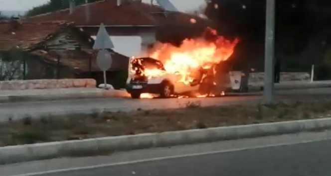 Seyir halindeki araç alev alev yandı