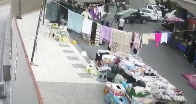 Fren yerine gaza basan sürücü otomobiliyle pazara böyle daldı