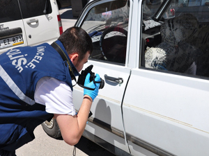 MİSAFİRLİĞE GİTTİ, ÇALINAN ARACINI BULDU