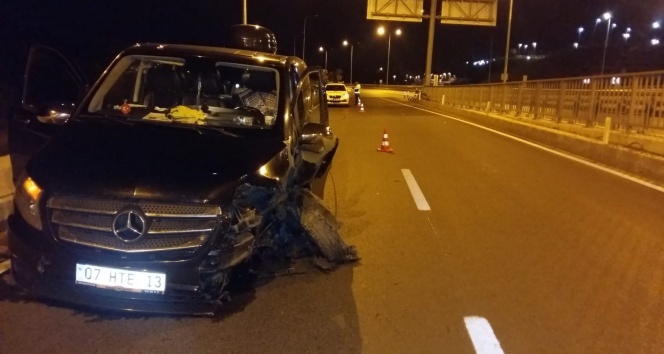 Turist taşıyan minibüs bariyerlere çarptı: 3 yaralı