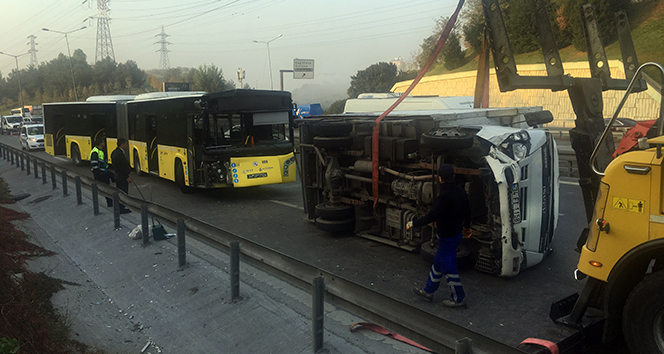 İETT otobüsü park halindeki kamyonete çarptı: 1 yaralı