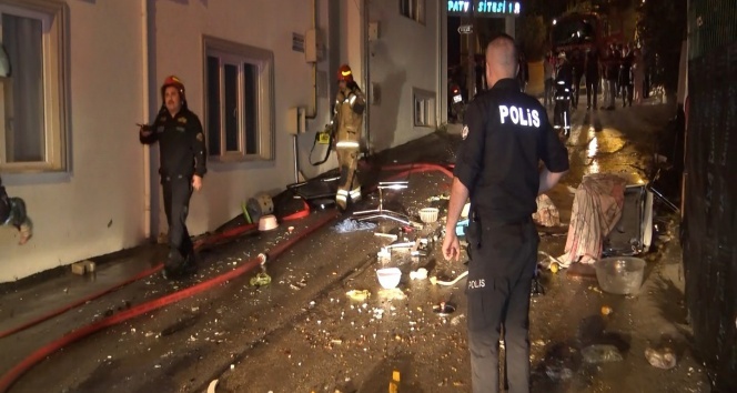 Kavga ettiği kardeşini içeri kilitleyip evi yakıp kaçtı