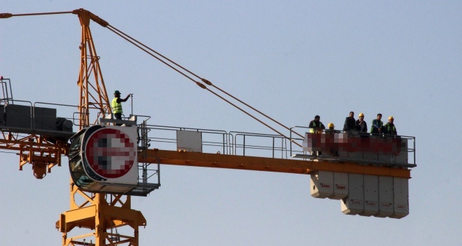 İzmir'de vince çıkan işçilerin eylemi sona erdi