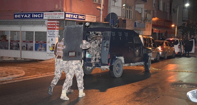 Ailesini silahla rehin alan şahsı emniyet müdürü ikna etti