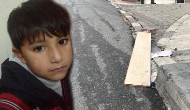 Kahreden olay! Tahtayla yolda kayarken canından oldu