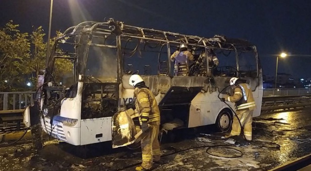 Seyir halindeki midibüs alev alev yandı