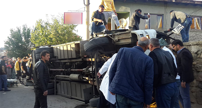 İşçileri taşıyan servis aracı devrildi: 1 ölü, 14 yaralı