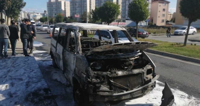 Ümraniye'de minibüsün alev alev yandığı anlar kamerada