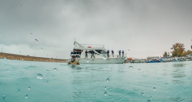 Şahika Ercümen yağmurlu havada Van Gölü'ne daldı