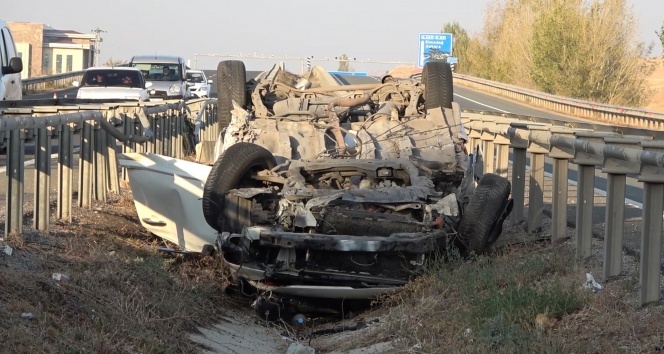 Tıra çarpan otomobil sürüklenerek ters döndü: 1 ölü, 5 yaralı