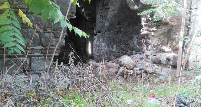 491 yıllık tarihi yapı kaderine terk edilmiş durumda