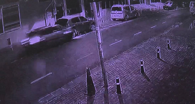 Sürücüsünün kontrolünden çıkan araç, arkadan çarptığı aracın altına girdi