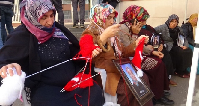 Evlat nöbetindeki anneler Cumhurbaşkanına atkı örüyor