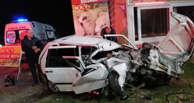 Otomobil tıra arkadan çarptı: 1 ölü, 1 yaralı