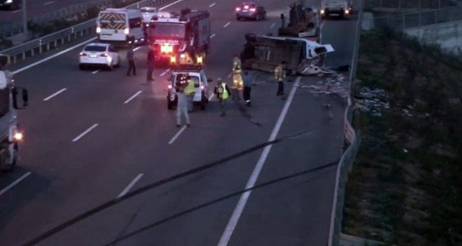Kuzey Marmara otoyolunda minibüs devrildi: 2 yaralı