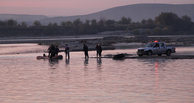 19 yaşındaki genç düştüğü Çay'da kayboldu
