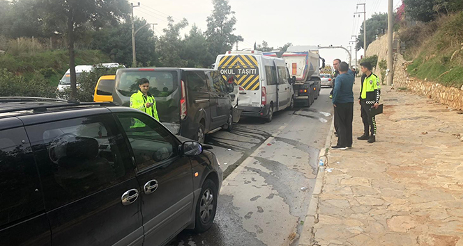 Okul servisi kaza yaptı: 6'sı öğrenci 9 yaralı