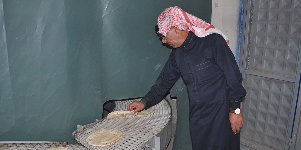 Dünyaca ünlü Suriyeli sanatçı Akçakale'de fırın açıp fakirlere ekmek dağıtıyor