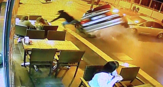 Kaldırımda bekleyen bisikletli dehşeti yaşadı