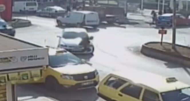 Yolun karşısına geçmek isterken otomobil çarptı